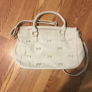 A very pretty ivory Betsy Johnson purse!